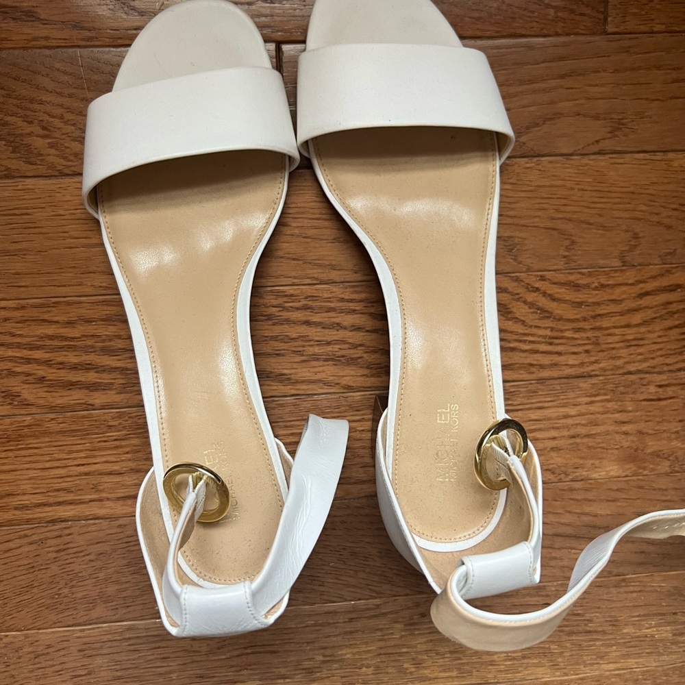 Like New - MK Michael Kors - White leather block heel sandals